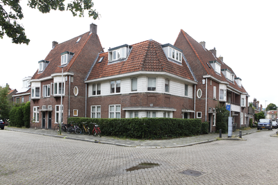 914448 Gezicht op de hoek van de Johannes Vermeerstraat (links) en de Ferdinand Bolstraat (rechts) te Utrecht.
